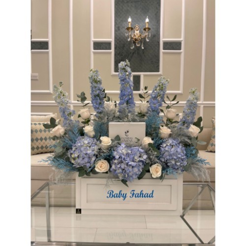 Trevoni Daily Blue - Wooden stand with a very beautiful Dutch flower set, in addition to a Belgian chocolate box of 20 pieces