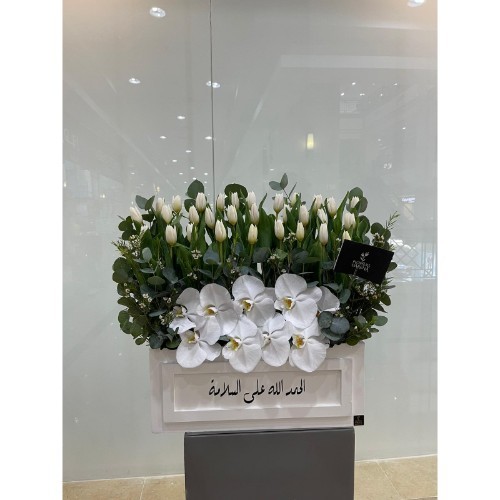 Tulip - White wooden box with a phrase of your choice and elegant Dutch flowers