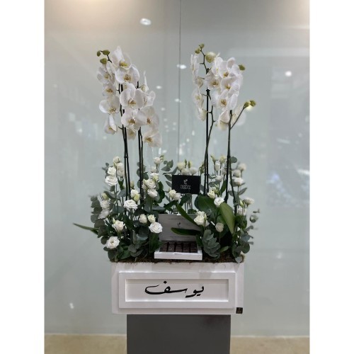 Planet Arcade - White wooden box with elegant flowers from Darina Flowers ... You can add a name to it with a special Belgian chocolate  box