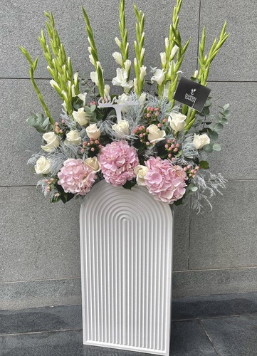 white VIP stand - From our beautiful arrangement and various
Dutch flowers in their wonderful form
The size is large, a meter high and 65 cm

 (You can change the color and the phrase on the roses)