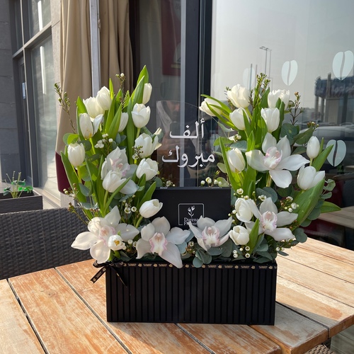 tulip box - Distinctive wooden box with a selection of elegant Dutch flowers 
   Added to it is a luxurious Belgian chocolate 
   With an acrylic base, you can change the phrase or name