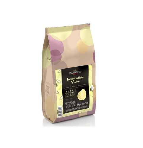 Inspration Yuzu Feve 3KG - اكتشف إلهام يوزو تم العثور على هذه الفاكهة الشهيرة في منتصف الطريق أعلى الجبال في منطقة كوتشي الريفية بجنوب شرق اليابان. يوزو ينفجر في الحنك بنكهة حمضية فريدة من نوعها. ما الذي يجعل INSPIRATION استثنائيًا؟ - الملمس الفريد للشوكولاتة. يمكن استخدام الإلهام تمامًا مثل أي غطاء آخر من شوكولاتة Valrhona. - نكهة ولون مكثف. تم تطويره باستخدام خبرة Valrhona في البحث والتطوير. - مكونات طبيعية 100%. لا توجد مواد حافظة أو ألوان مضافة أو نكهات صناعية! هذا المنتج خالٍ من منتجات الألبان بشكل طبيعي.