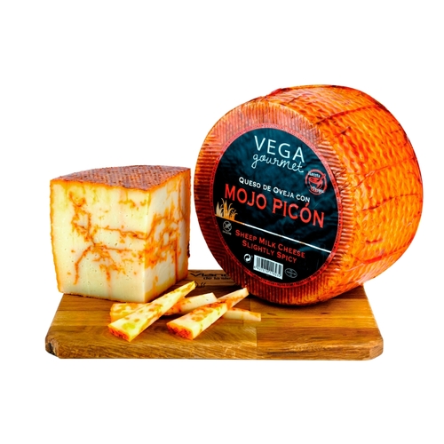 جبنة فيجا جورميه غنم سبايسي قليلاً 250 جرام - The latest creation of the Vega Sotuelamos cheese maker is this sheep´s cheese with authentic Mojo Picón Palmero (red pepper), which is injected into the paste and impregnates the cheese with a spicy but mild flavour resulting in a very striking cheese for its veins, its color and its flavour!