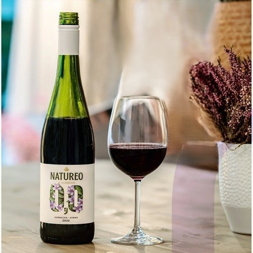 NATUREO SYRAH GARNACHA GRAPES RED 75CL - SPAIN - Savor the Richness of Spain, Alcohol-Free! 🍇🍷 fEmbark on a culinary journey with Natureo Garnacha Syrah, a non-alcoholic grape beverage that encapsulates the spirit of Catalunya's vineyards. Natureo, a pioneer since the Zero Alcohol Revolution of 2008, continues to redefine the wine experience with its pure 0.0% offerings, breaking taboos and altering perceptions.