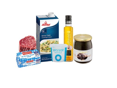 شيف ماسيمو وصفة ستيك فيليه مع ترفل 25% خصم - فيلية واجيو 9+ مع الترفل ✨المكونات • 🥩 فيلية واجيو 9+ – 250 غرام • 🧈 زبدة – 40 غرام • 🥛 قشطة طازجة – 80 مل • 🍄 ترفيل طازج أو معجون ترفل – حسب الرغبة • 🫒 زيت زيتون بالثوم – شوية • 🧄 ثوم – 2 فص (مدعوس، بقشره) • 🌿 روزماري طازج – عود واحد • 🧂 ملح فلكس – على حسب
⸻
الطريقة
1️⃣ تجهيز اللحمخلي الواجيو يدفى على حرارة الغرفة. ادهنه بشوية زيت زيتون بالثوم ورش عليه ملح فلكس.
2️⃣ التشويح الصحسخن الطاوة عدل لين تحمّر. حط قطعة زبدة، وإذا صار لونها بني غامق، نزل الستيك مع الثوم والروزماري. شوحه 2–3 دقايق على كل جهة وادهنه بالزبدة اللي تسيح فوقه.
3️⃣ الراحةشيل الستيك وخله يرتاح على شبك تقريبًا 5 دقايق علشان يحافظ على عصارة اللحم ويصير طري.
4️⃣ صوص الترفل بالقشطةبنفس الطاوة، صب القشطة الطازجة وحط معاها معجون الترفل (أو ترفل مبشور). خله يغلي شوي لين يصير صوص ناعم ومتماسك. زيد ملح خفيف إذا يحتاج.
5️⃣ اللمسة الأخيرةرجّع الستيك بسرعة بالطاوة بس علشان يتغلف بالصوص.
6️⃣ التقديمحط الواجيو بنص الصحن، وصب فوقه صوص الترفل الكريمي، وزيّن بالأعشاب 🌿.
⸻