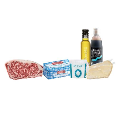 شيف ماسيمو وصف ريب اي 30% خصم - واغيو كيوب رول 9+ 🥩✨
المقادير  • 🥩 واغيو كيوب رول 9+ او بلاك انجوس  • 🧄 زيت ثوم  • 🧈 زبدة  • 🧂 ملح صخري  • 🍄 مشروم (أي نوع تحبّه)  • 🌱 ورق روكا  • 🍇 دبس بلساميك  • 🥔 بطاط  • 🧀 برميزان (بارميجانو ريجيانو) 
 ⸻ 
 ✨ خلها تـبـيّـن ولا أروع ✨ 
 1️⃣ نسلق البطاط 🥔 لين يلين. 2️⃣ نتبّل الواغيو 🥩 بالملح الصخري 🧂. 3️⃣ بالمقلاة نحط زبدة 🧈 مع ثوم 🧄، بعدين نضيف المشروم 🍄 مع شوية روزماري 🌿. 4️⃣ نخلي المشروم نص استوى، ونرشه بشوية زيت ثوم 🧄. 5️⃣ بمقلاة ثانية حارة وايد 🔥، نحمر الواغيو 3-4 دقايق كل جهة، ونضيف ثوم + روزماري 🌿، ونصب عليه الزبدة 🧈 بالملعقة 🤌🏼. 6️⃣ نخلي الواغيو يرتاح على شبك 🥩⏸️. 7️⃣ نهرس البطاط 🥔 ونخلطه مع زبدة 🧈، ملح 🧂 وفلفل 🌶️. 8️⃣ التقديم 🎨: طبقة كريمة البطاط تحت ➡️ المشروم 🍄 على الجنب ➡️ الواغيو 🥩 فوق ➡️ روكا 🌱 وبرميزان 🧀 مبشور، ونختم برشة دبس بلساميك 🍇✨. 
 ⸻ 🇮🇹 بالعافية… ومثل ما نقول: ماما ميا 🤌🏼🔥