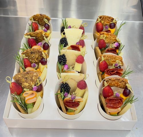 Gathering box (12 Cups) - The Gathering box is
perfect for all kinds of situations, Cups are filled with premium cheese, cold
cut meat ,fresh fruits and Nuts, which is great for gathering,  you'll
never get tired of them!