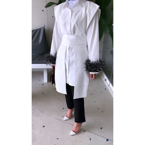 White top with black feathers & belt - _ Model wearing size M, model Hight 152cm _Top length 34 inch _Fabric type : cotton zara _ Dry-clean only _No refund no exchange