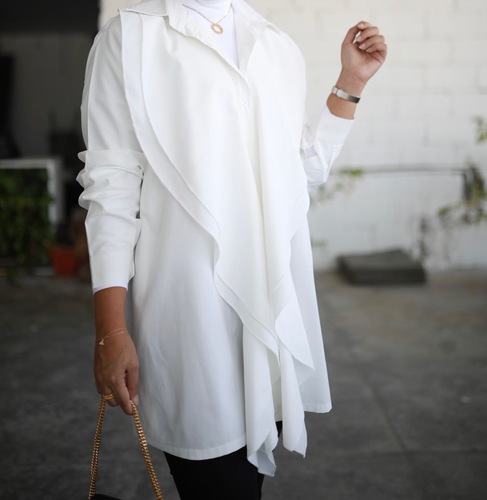 Her Highness - Ruffle White Shirt - Model wearing size M, model Hight 153cm _Fabric type : cotton _ Dry-clean only _No refund no exchange