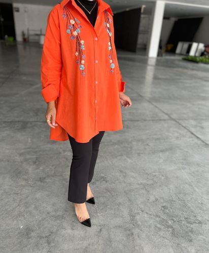 Orange formal shirt - Model wearing size M, model Hight 156cm _Fabric type : linen _ Dry-clean only