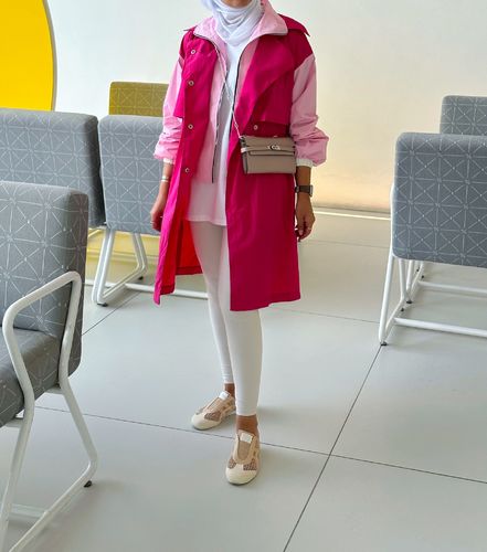 Pink Two tone trench coat - _قياس المودل M _طول التوب 37 انش  _الخامة  قطن x _دراي كلين فقط   _في حال يوجد قياس خاص يرجى الكتابه بالملاحظة