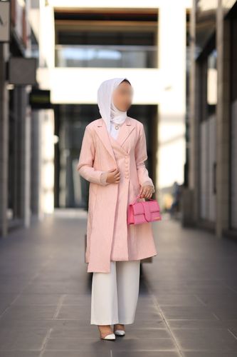 Rose-pink blazer - _قياس المودل M 
 _طول التوب 37 انش  
 _الخامه قطن  
 _غسيل داري كلين