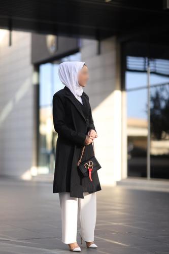 Her Highness - Black-blazer - _قياس المودل M 
 _طول التوب 37 انش  
 _الخامه قطن  
 _غسيل داري كلين  
 _التوصيل قبل العيد