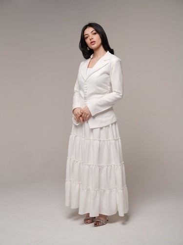 White layered skirt & Top - قياس المودل S _طول الجاكيت 27 انش  _طول التنوره  39  انش في حال حابه طول معين تقدرين تكتبين الطول الي تبينه  _غسيل في المغسلة  _لايوجد تبديل او استرجاع