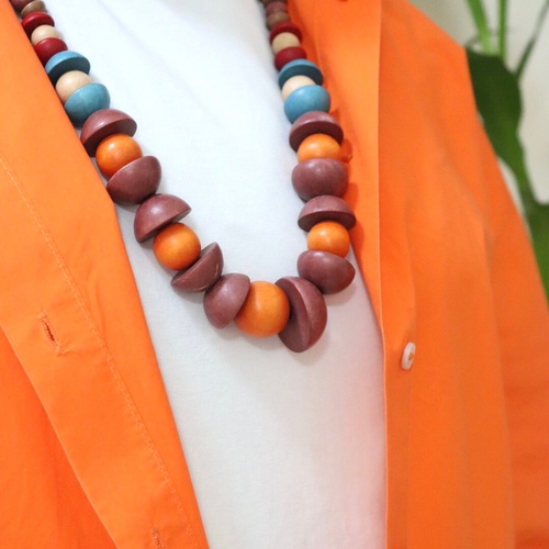 Collana KW - colorful balls - Materials: wood Length : 39 CM ( MEDIUM  / ADJUSTABLE )  
 * يوجد خدش واحد بسيط موضح في الصورة