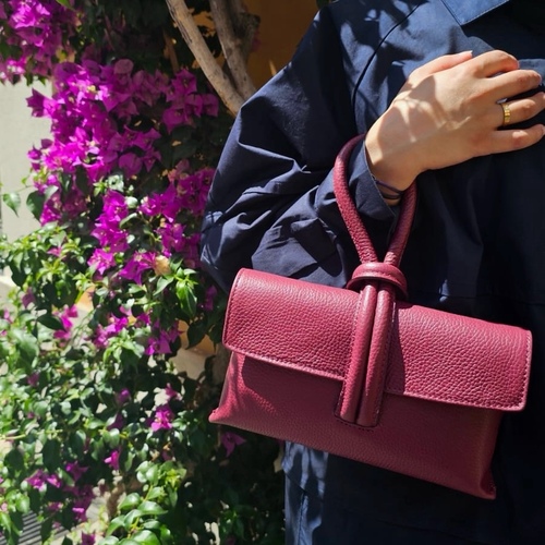 Burgundy 'SOUL KNOT' bag - Genuine leather, Made in Italy
Size : 23×12×5 cmComes with a removable crossbody strap