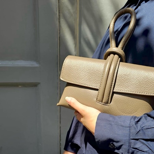Light Etoupe ' SOUL KNOT ' bag - Genuine leather, Made in Italy
Size: 23×12×5 cmComes with a removable crossbody strap