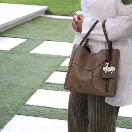 'THE GO-BAG' IN ETAUPE - MATERIAL : LEATHER SIZE : LARGE (L=26 cm,W=15 cm,H=27cm)
COMES WITH POUCH, CHARM AND STRAP
