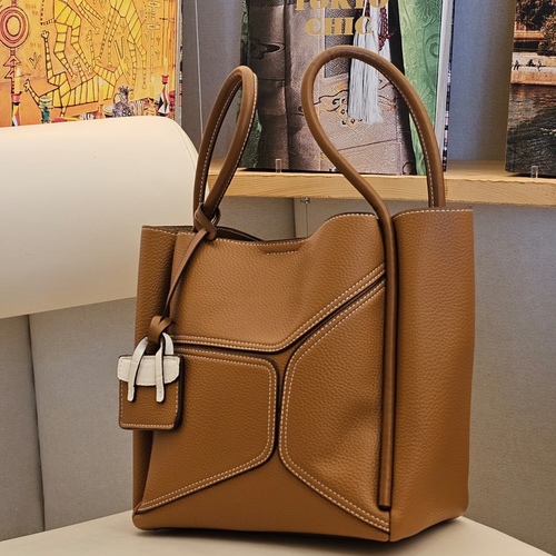 'THE GO-BAG' IN TAN - MATERIAL : LEATHER SIZE : LARGE (L=26 cm,W=15 cm,H=27cm)
COMES WITH POUCH, CHARM AND STRAP