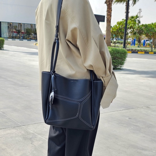 THE SOUL FOOD BAG - MATERIAL : LEATHER SIZE : LARGE (L=26 cm,W=15 cm,H=27cm)
COMES WITH POUCH, CHARM AND STRAP