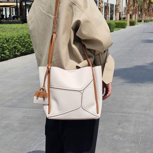 THE GO-BAG in beige - MATERIAL : LEATHER SIZE : LARGE (L=26 cm,W=15 cm,H=27cm)
COMES WITH POUCH, CHARM AND STRAP