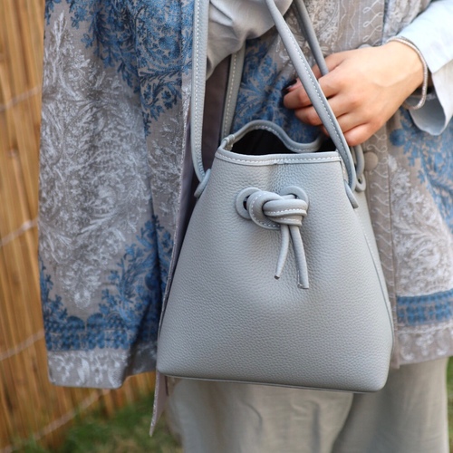 KNOTTY BUCKET - Material : LeatherColour : DUSTY BLUESize : 20×22×14 cm