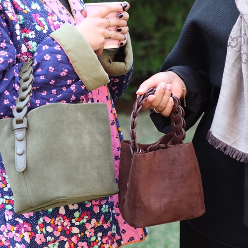DREAM BUCKET - Material : suede
Size :small in matcha green (17×15×15 cm)Mini in coffee brown (16×13×15 cm)
&nbsp;NOTE :Comes with removable strap
