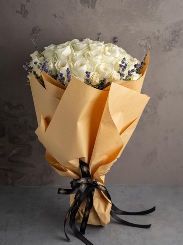 B13 - Bouquet of 50 white roses with lavender