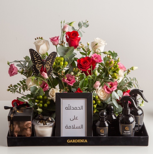 GARDENIA - L40 - Velvet box consisting of 
 A selection of natural roses 
 A frame with an optional phrase 
 2 perfumes, 50 ml 
 2 sprays, 250 ml 
 Chocolate 
 Candle