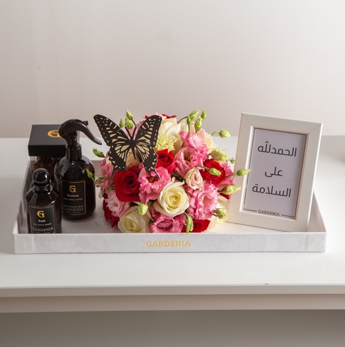 L 49 - Velvet box 
 Flower arrangement 
 Optional phrase frame 
 50 ml perfume 
 250 ml spray 
 Chocolate