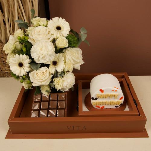 Laugh - This box contains a chocolate cake and 12 pieces of chocolate, with an arrangement of roses, baby