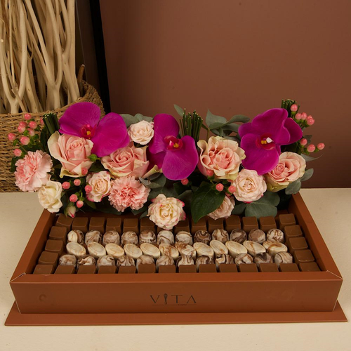 Monro - A box that contains 1 kilo of chocolate with flowers arrangements, orchid, baby roses and green leaves