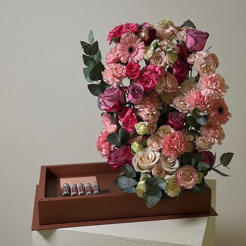 huda - Box containing mix flower &nbsp;with amount of money as per request