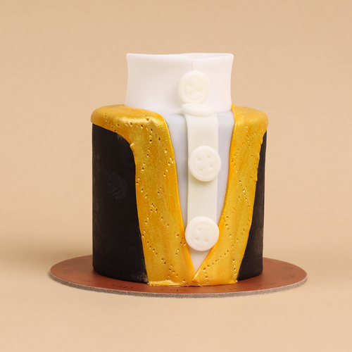 Pajo - A box that contains a cake shaped like a bisht.