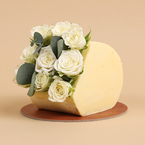 Porto - A box that contains a white cake.