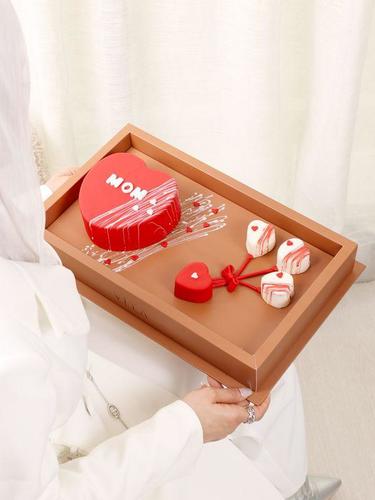 kay - heart shape cake with mini cupcakes flavor chocolate and caramel