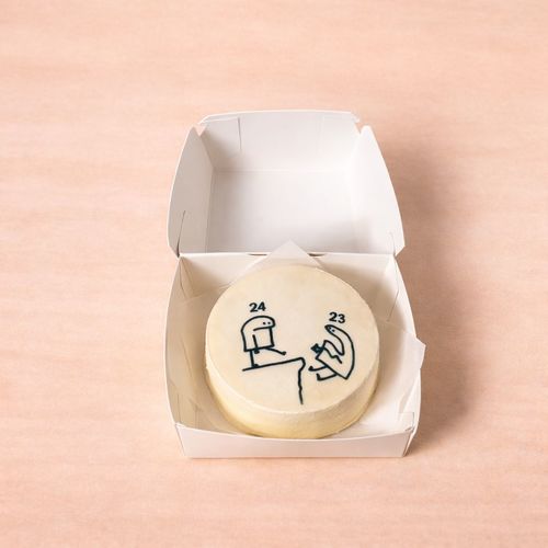 Bento main - Vanilla bento cake with a special baby roses minj bouquet