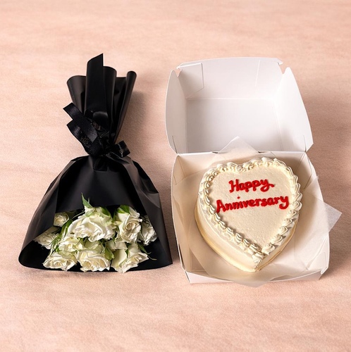 Bento vibes - Vanilla bento cake with a special baby roses mini bouquet