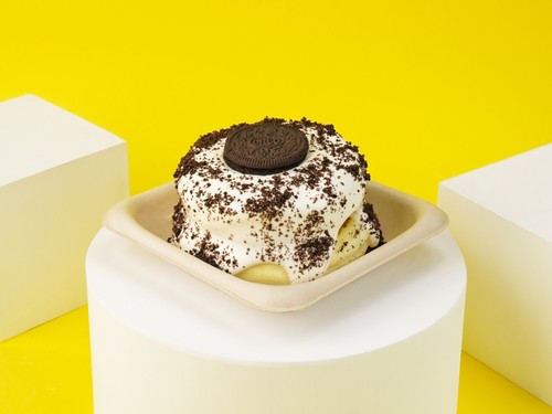 Japanese Pancake -Oreo - A souffle Japanese pancake sauced with cream cheese sauce flavored topped with crushed oreo and biscuit.