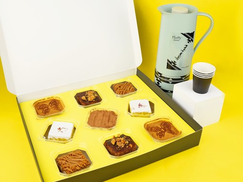 eid offer 3 - a 9 pieces mini cakes of your choice from butterfly cake, saffron cake, lotus cheesecake and dates cheesecake with a match of arabic coffee flask.