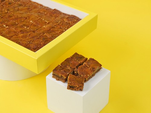magic bar - A digestive biscuit with dates and walnuts and a bite flavor of cinnamon cooked with our signature sauce