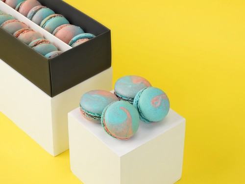 Macaroons - An aprox 20-24 pieces meringue based French sandwich cookie made with almond flour adorned with default variety of fillings including buttercream, pistachio, Nutella and raspberry.