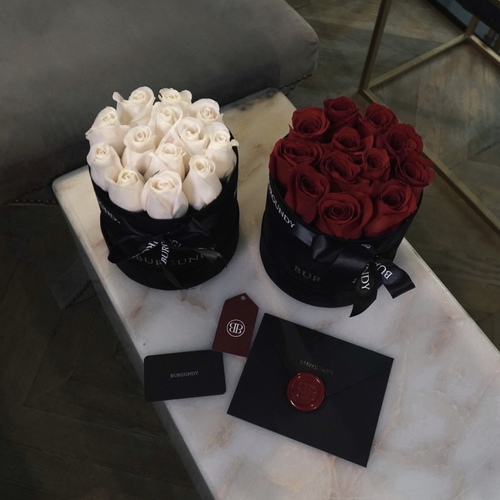 BG Box XS - Contains 11-14 roses with Burgundy Card.