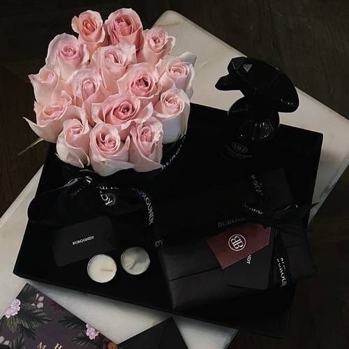 Burgundy RC Tray - Burgundy CR Tray contains Fresh roses, 200g of Lavish Chocolate, and Room Spray.