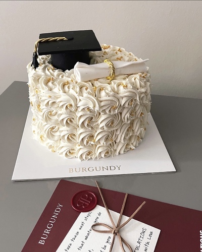 Graduation Cake - Size: medium 20cm x 10cm Comes with 1 candle stick