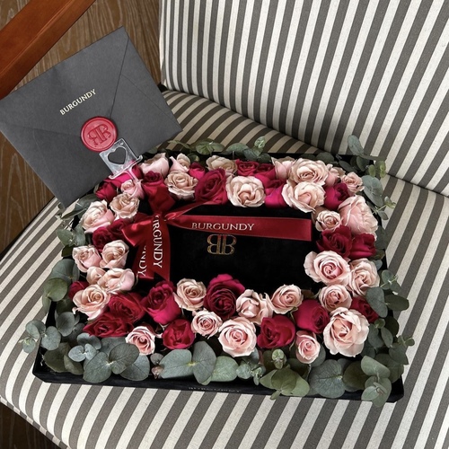 Plateue - it contains a mixture of two types of manjolica and fuchsia roses, in addition to a cash gift box.