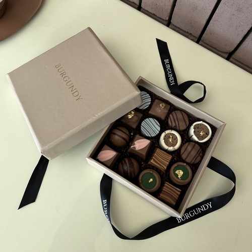 Box Chocolate - Of the finest types of chocolate 200 grams