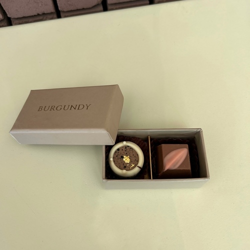 BURGUNDY - Chocolate - Contains 2 pieces of chocolate.