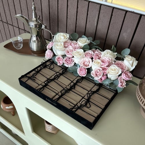 BURGUNDY - Giveaway's Chocolate - Chamois tray contains natural flowers ,16 boxes containing 2 pieces of chocolate.