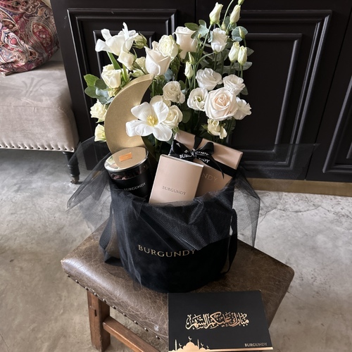 Neqsa Ramadan - It contains roses, carnations, a small rose with a golden crescent, 200 grams of burgundy chocolate, a special jar of pecans, and a box of Bokhor 1 tola of alarmid Indian, in addition to a greeting card.